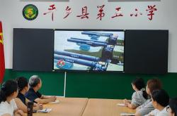 观閲(yuè)兵盛典 燃愛(ài)国之(zhī)心