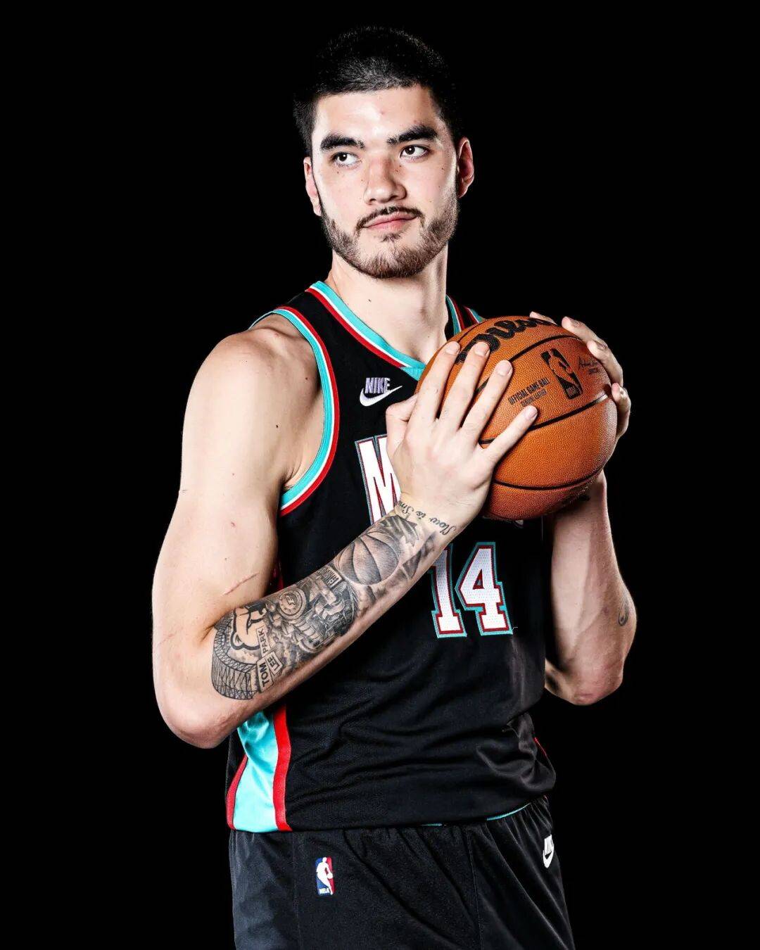 休赛期最惨球队,三大内线全部倒下