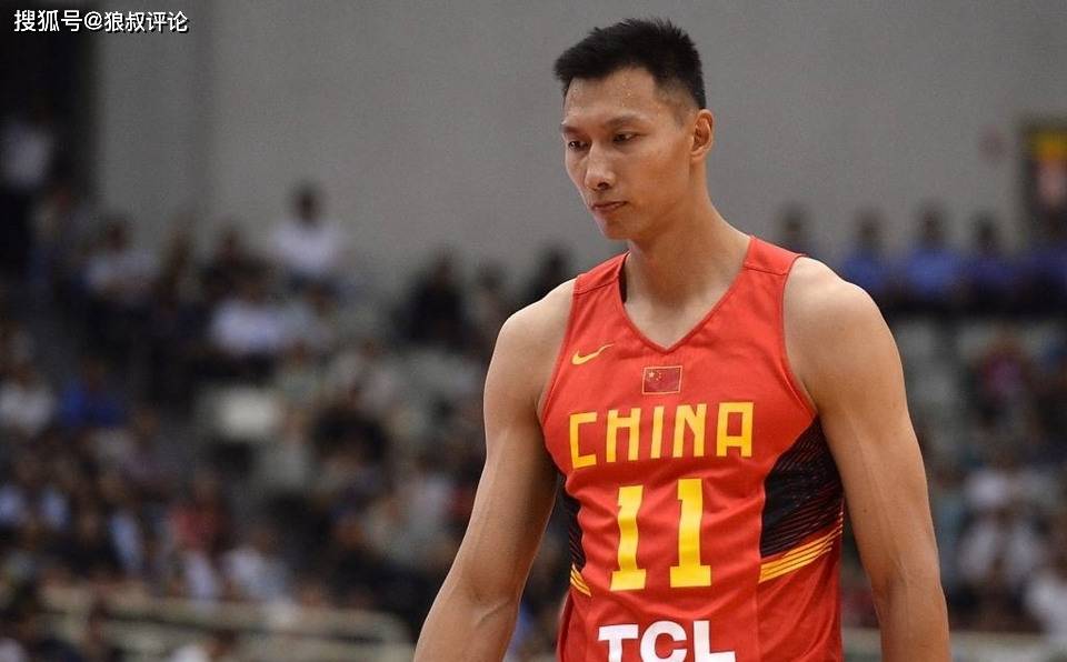 女网友社媒晒与易建联合照:支持中国男篮十几年 为国争光的球员很光荣